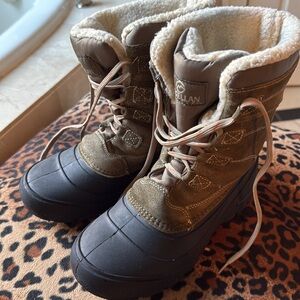 Snow boots size 4 youth gender neutral